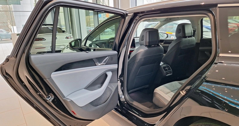 Volkswagen Passat cena 183000 przebieg: 5, rok produkcji 2024 z Chełm małe 277